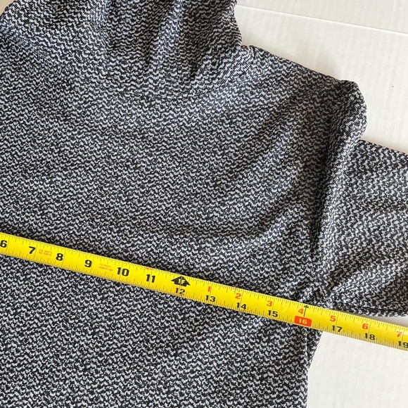 Athleta Sz M Flurry Peak UPF 50 Top Turtleneck Base Layer Gray Blouse - Picture 6 of 7